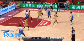 周琦随球队大巴一起返回酒店 记者:刚问了周琦 他说没啥事