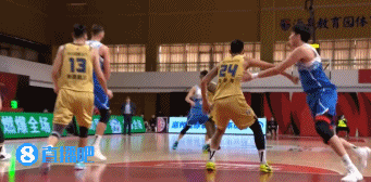 周琦随球队大巴一起返回酒店 记者:刚问了周琦 他说没啥事