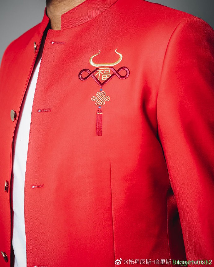 好感度+100!托拜亚斯-哈里斯微博大秀定制牛年唐装