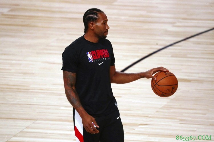 小卡左腿腹股沟疑似受伤 返回更衣室稍作治疗后回到场边