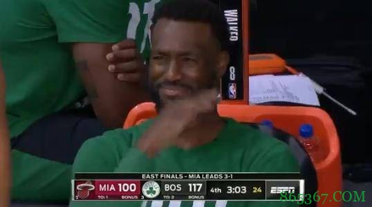 闻到了什么?沃克替补席鼻头一皱拿手扇风