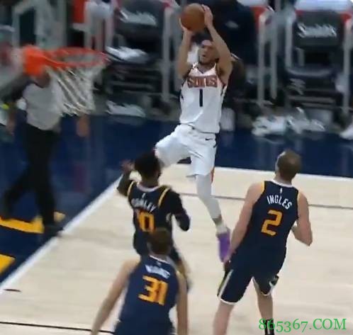 飘逸啊！布克突破右侧滞空漂移出手空心命中