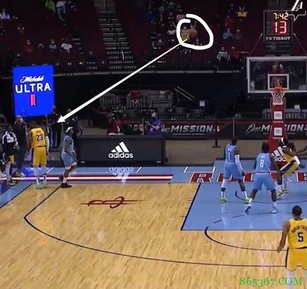 贝弗利：希望你们能像对待其他球员那样 疯狂转发我的no look三分