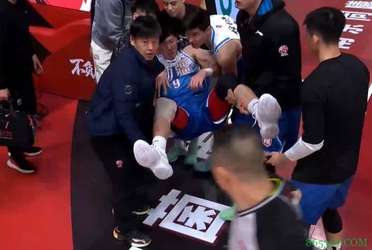 周琦随球队大巴一起返回酒店 记者:刚问了周琦 他说没啥事