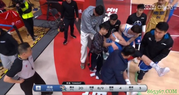 CBA每场都有配备担架 若伤情非特别紧急由队医决定是否使用