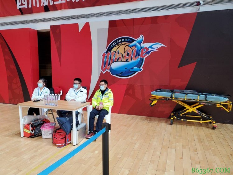 CBA每场都有配备担架 若伤情非特别紧急由队医决定是否使用