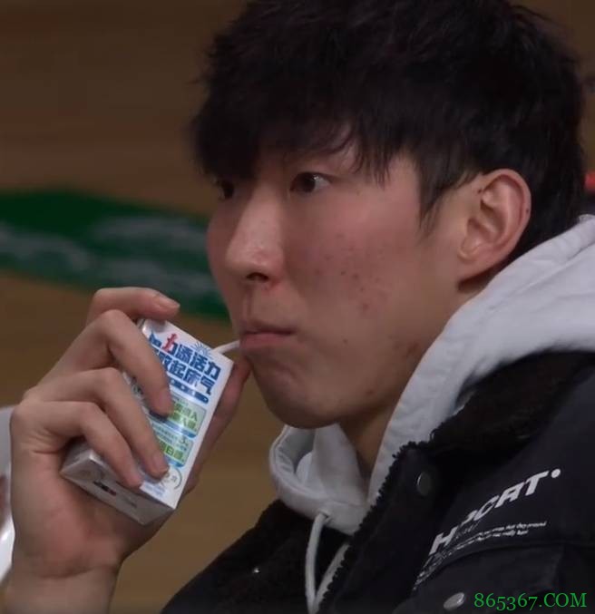 牛奶盒在手中显得真小！周琦场边观战悠闲喝牛奶
