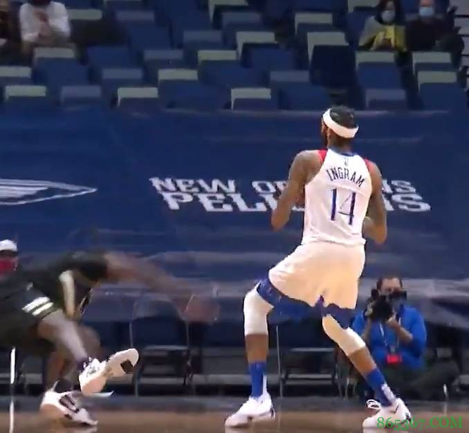 英格拉姆运球急停将波蒂斯晃倒在地 随后从容中投命中