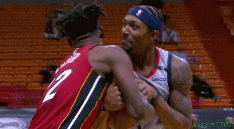 相亲相爱!巴特勒断球比尔 搂搂抱抱有说有笑不舍分离