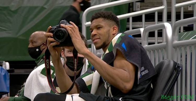 摄影师上线！字母哥三节打卡 末节借来一台相机在场边拍摄