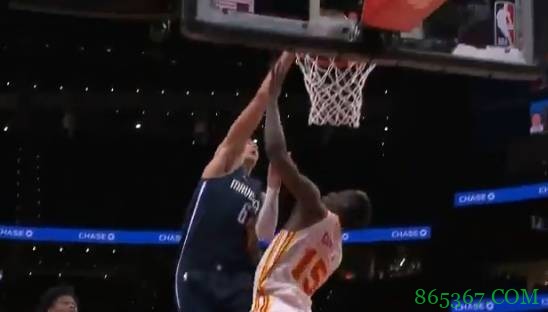 非常突然!波津反击中接球不做调整直接隔扣卡佩拉