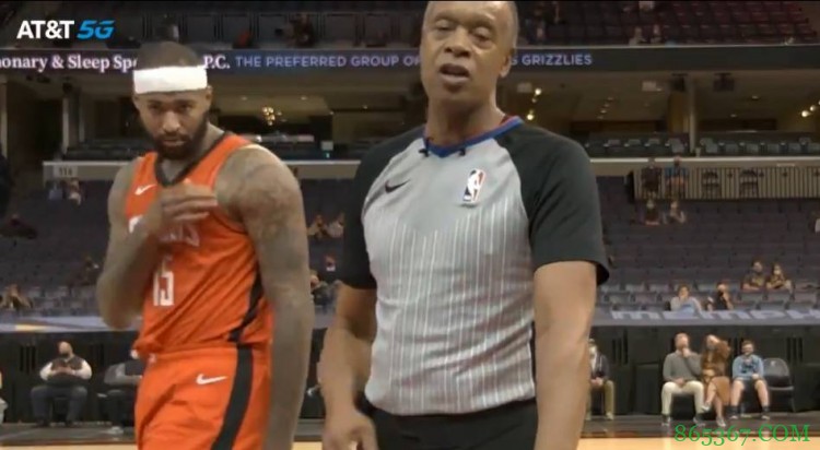 戏精上线！裁判录像回看时 考辛斯面对镜头连续搞怪