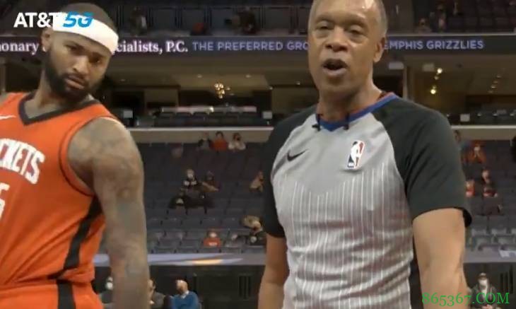 戏精上线！裁判录像回看时 考辛斯面对镜头连续搞怪