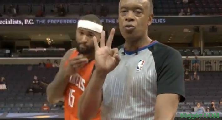 戏精上线！裁判录像回看时 考辛斯面对镜头连续搞怪