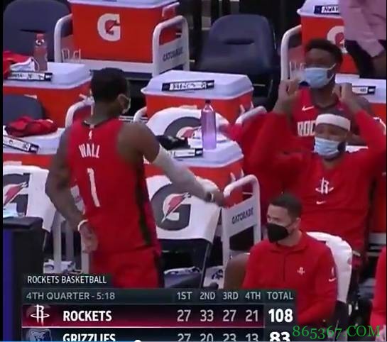 赢球心情爽！末节垃圾时间沃尔和考辛斯在替补席上尬舞