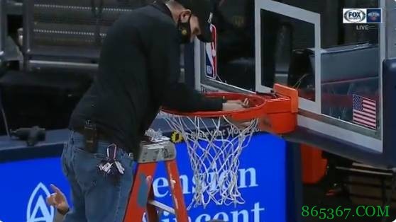 鹈鹕对阵步行者的比赛被迫中断 因为锡安把篮筐扣歪了
