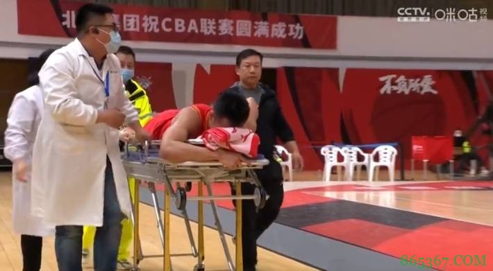贺希宁被抬上担架痛苦呻吟 离场前现场收音：给人孩子都废了