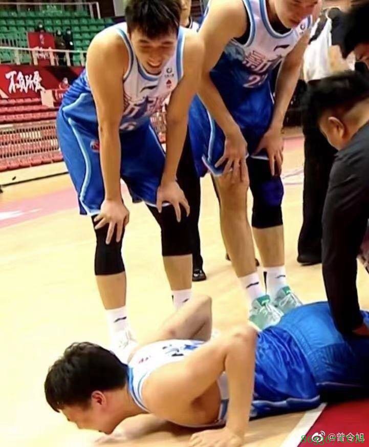 曾令旭调侃齐麟：这抽筋的反应也太大了吧？