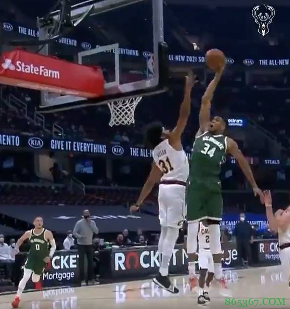 字母哥虚晃骗过塞克斯顿 不惧阿伦封盖单手暴力劈扣