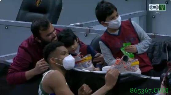 一人一只！字母哥赛后将原味球鞋送给小球迷