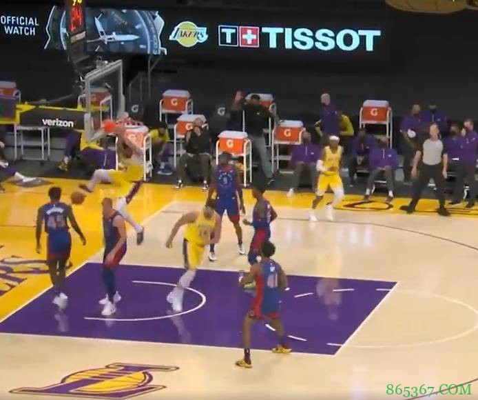 共舞一曲华尔兹！浓眉低位华丽转身隔着敦布亚双手挂筐暴扣