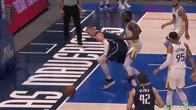 勇士VS独行侠L2M:波津关键传球已经出界 球权应归属勇士