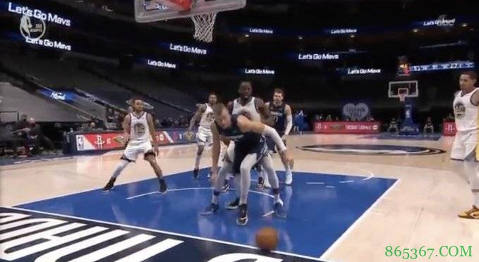 勇士VS独行侠L2M:波津关键传球已经出界 球权应归属勇士