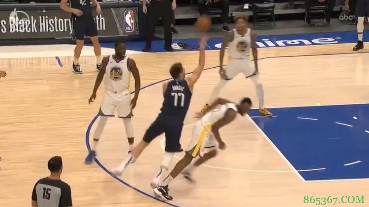 科尔谈东契奇跳远造犯规:不是篮球动作 不怪裁判 这是联盟的错