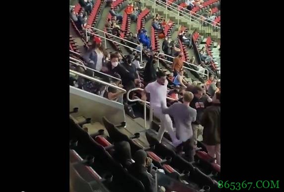 火星四溅 火箭对阵马刺的比赛中观众席上爆发群殴