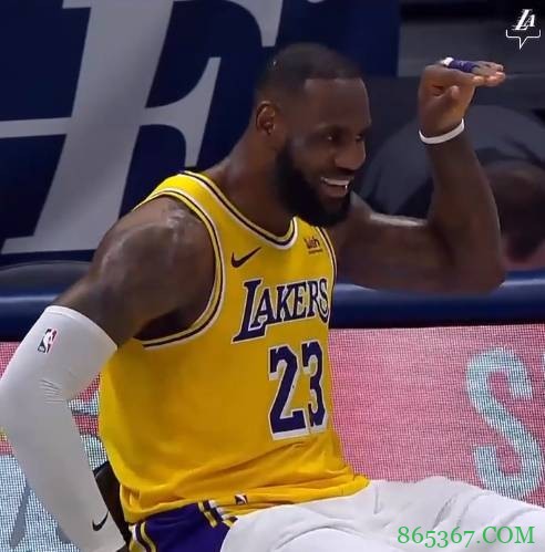 笑靥如花！昨日詹姆斯连续命中关键三分后回替补席跳舞庆祝