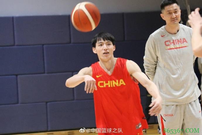 男篮集训队昨日进行力量&战术训练 杜锋、郭士强场边指导