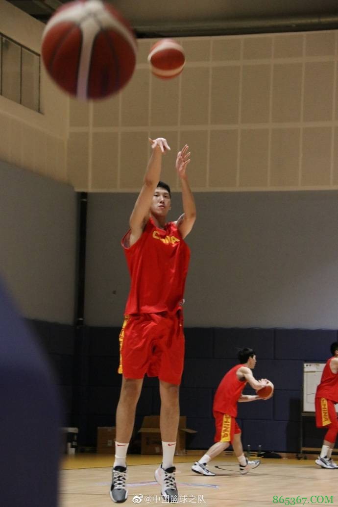 男篮集训队昨日进行力量&战术训练 杜锋、郭士强场边指导