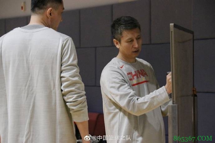 男篮集训队昨日进行力量&战术训练 杜锋、郭士强场边指导