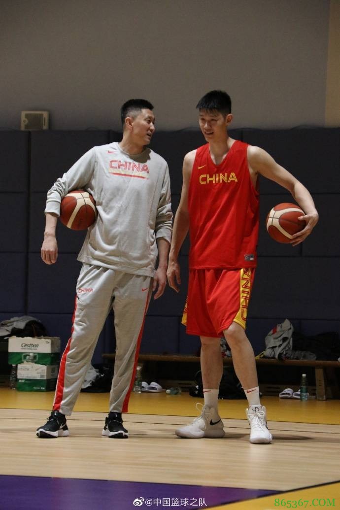 男篮集训队昨日进行力量&战术训练 杜锋、郭士强场边指导