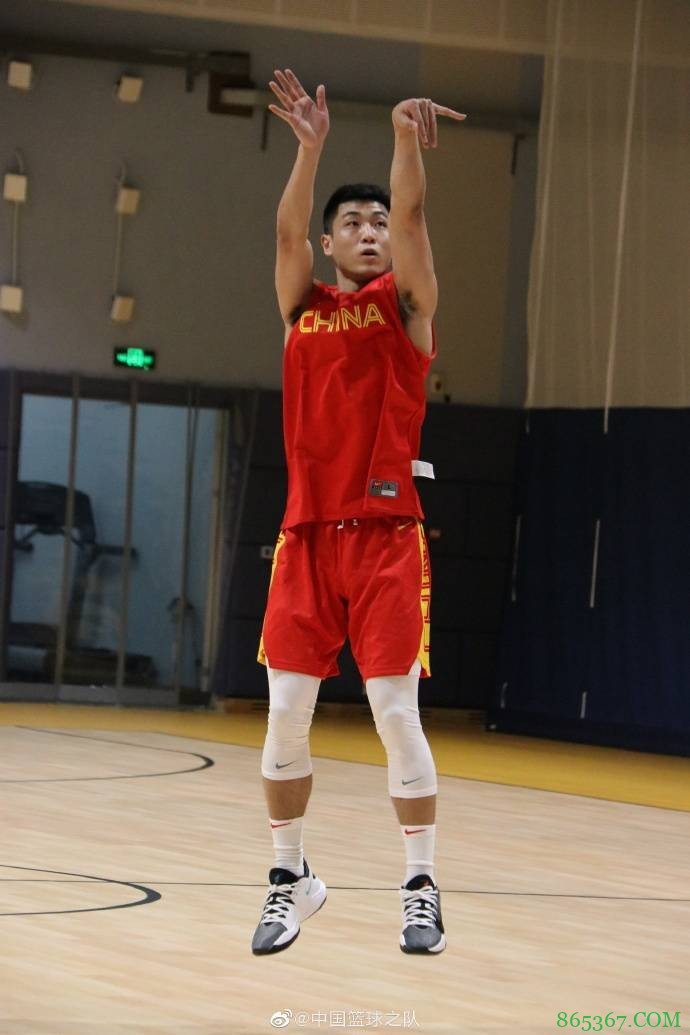 男篮集训队昨日进行力量&战术训练 杜锋、郭士强场边指导