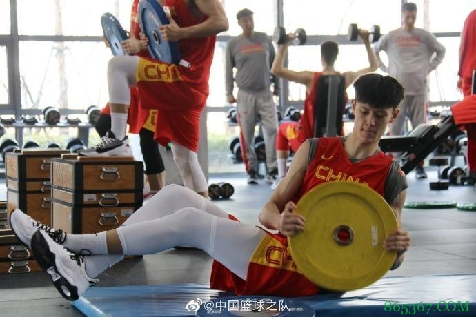 男篮集训队昨日进行力量&战术训练 杜锋、郭士强场边指导