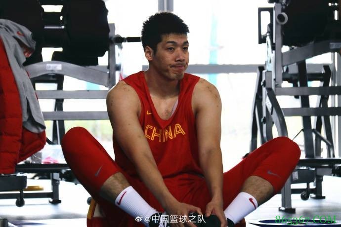 男篮集训队昨日进行力量&战术训练 杜锋、郭士强场边指导