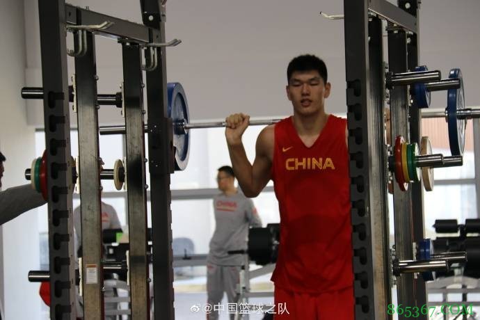 男篮集训队昨日进行力量&战术训练 杜锋、郭士强场边指导