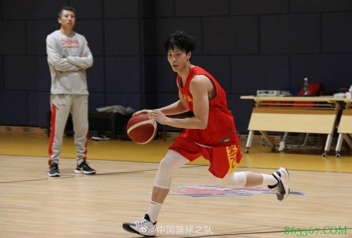 男篮集训队昨日进行力量&战术训练 杜锋、郭士强场边指导