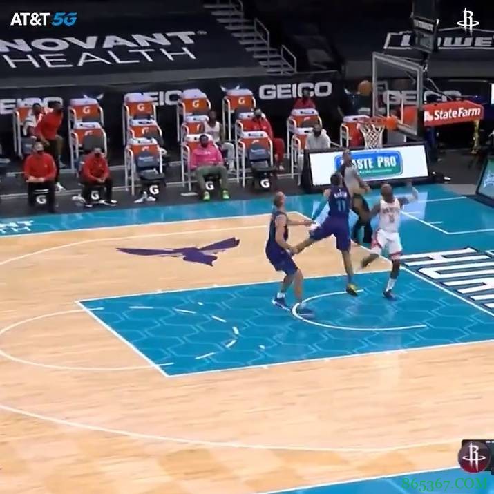 考辛斯底线送纵贯全场长传 麦克勒莫接球上篮完成达阵