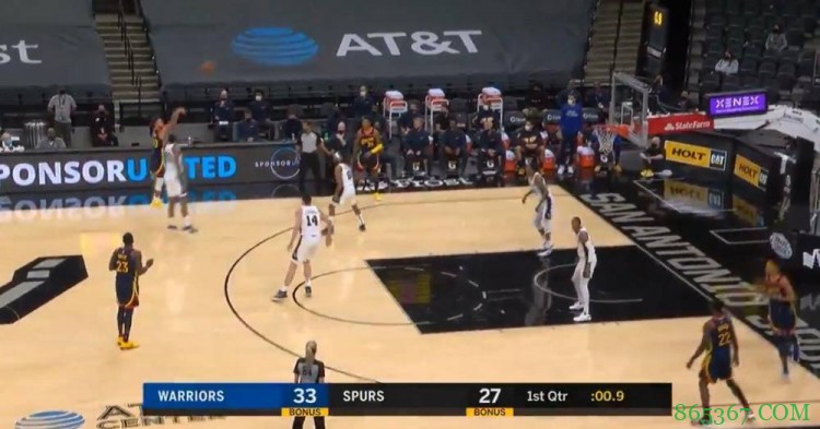 厉害炸了！库里单挑盖伊后撤步超远三分压哨命中