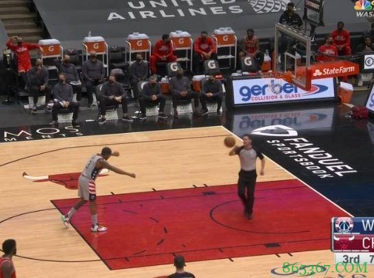 人类碰拳精华？比尔执行罚球时与空气碰拳