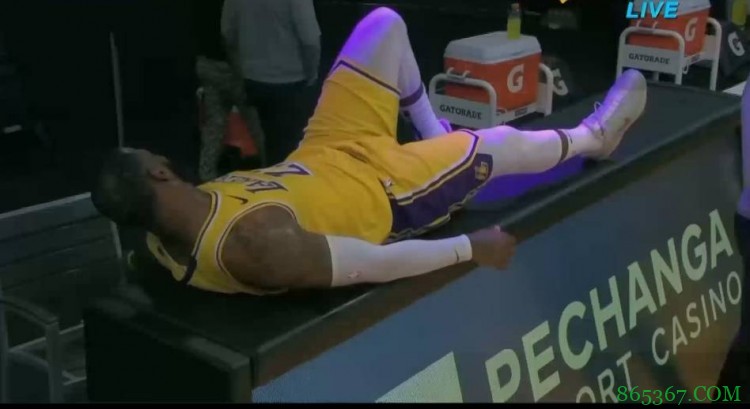 老胳膊老腿扛不住了!詹姆斯加时赛暂停后平躺技术台小憩