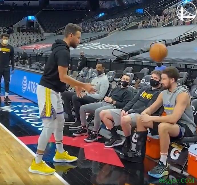 被迫营业?克莱穿着保护靴坐在板凳上给库里头球助攻