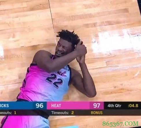 戏精!巴特勒争抢倒地表情“痛苦” 掩面偷瞄裁判