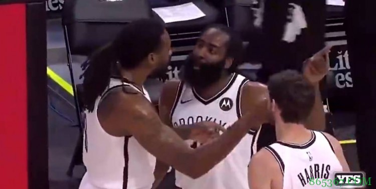 发生了啥?在今日不敌活塞的比赛中 哈登与小乔丹在场边激烈讨论