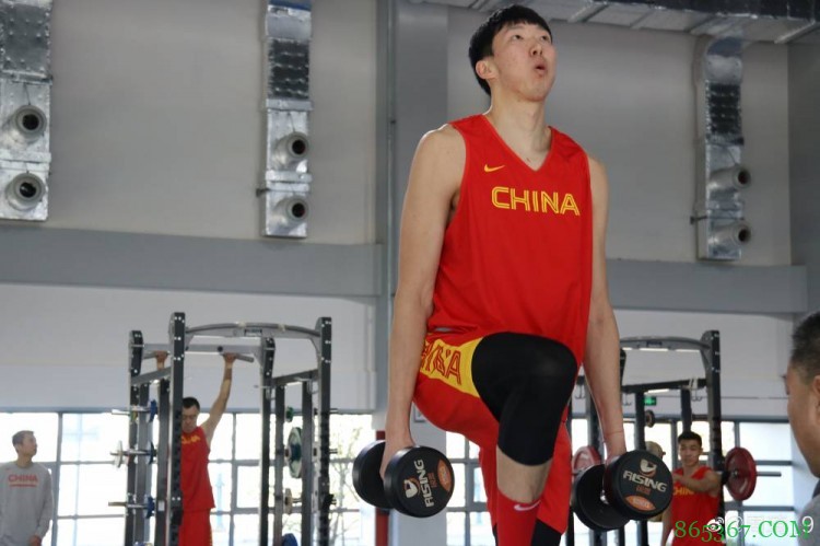 周琦晒个人训练照：义无反顾 勇往直前