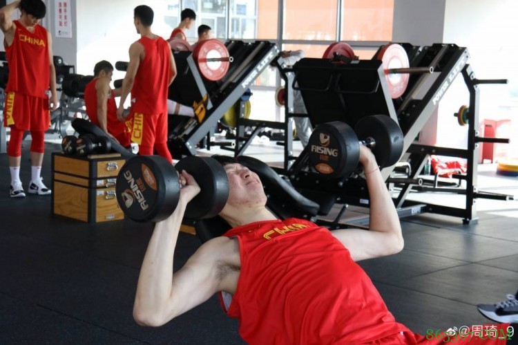周琦晒个人训练照：义无反顾 勇往直前