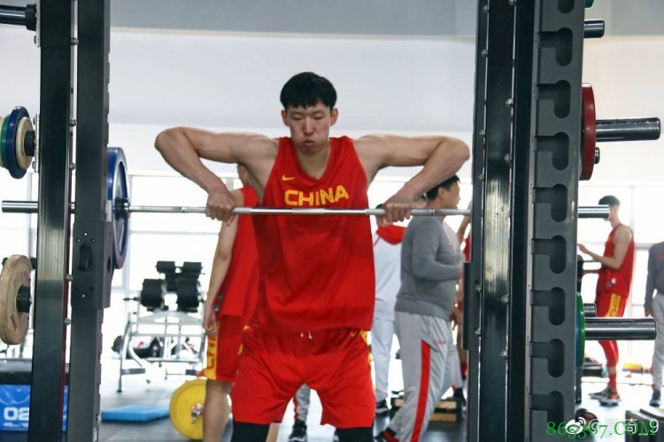 周琦晒个人训练照：义无反顾 勇往直前