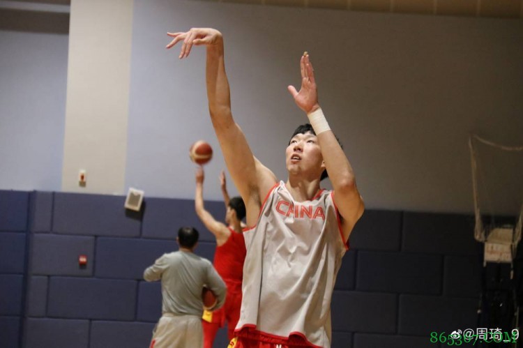 周琦晒个人训练照：义无反顾 勇往直前